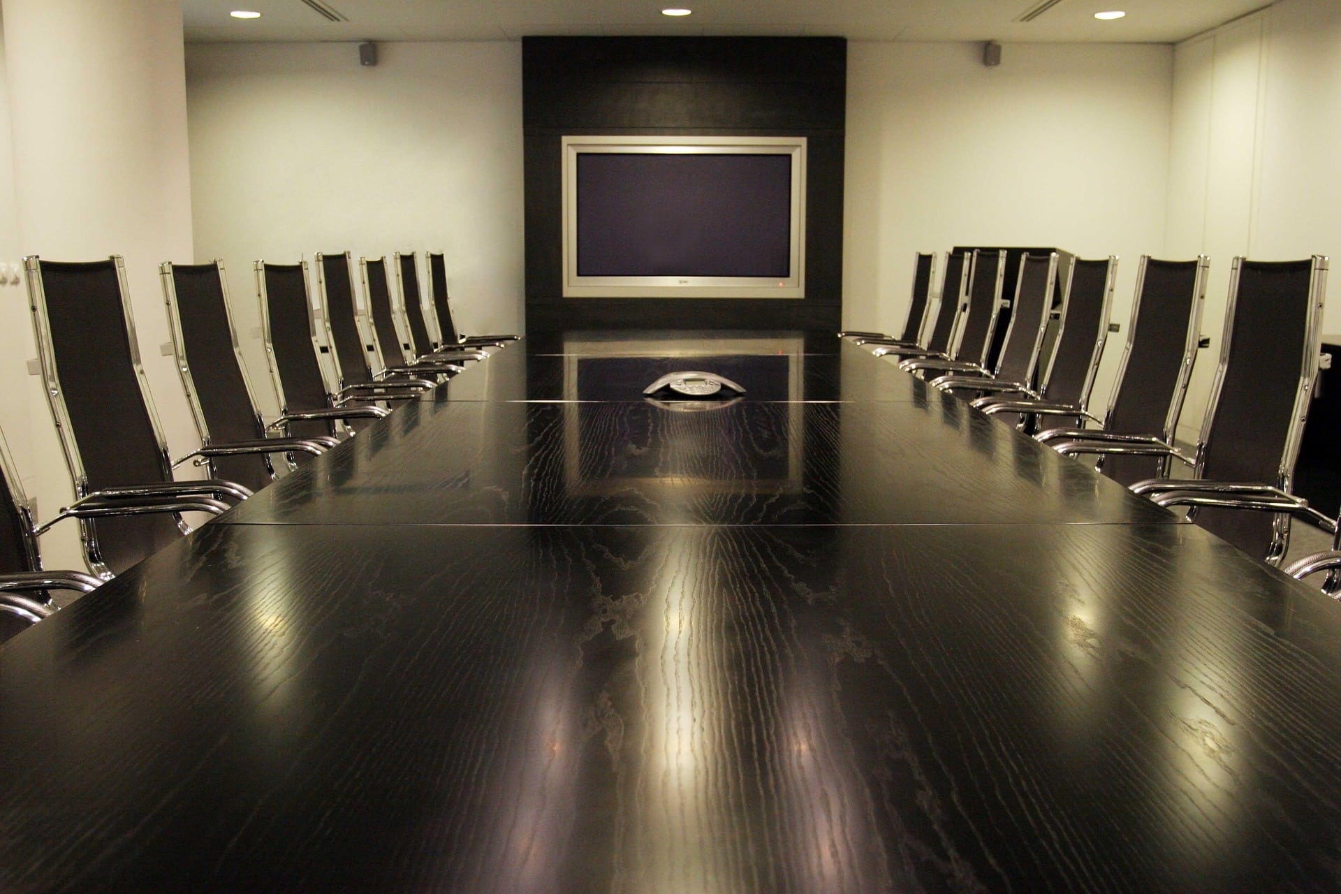 iocenters-2673327_1920 Corporate Meeting Room